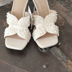 💜Chic Cream Heels with Butterfly Accent